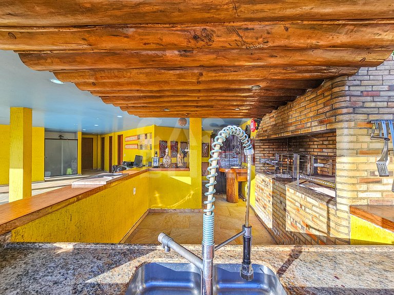 Linda casa com 9 quartos, em condomínio
