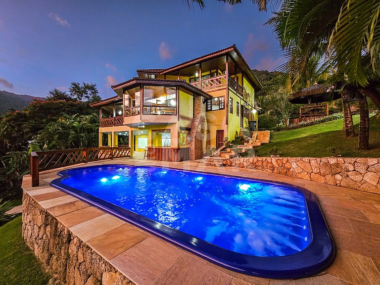 Beautiful house with 9 bedrooms, in a condominium