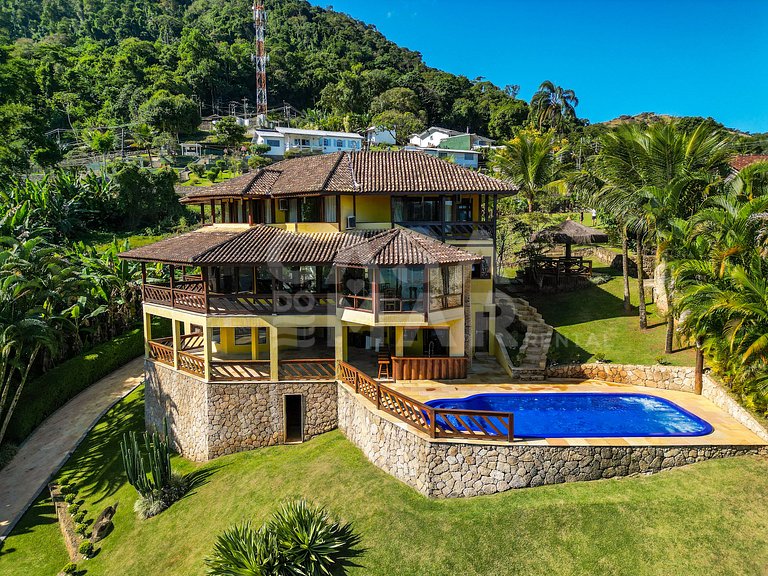 Linda casa com 9 quartos, em condomínio