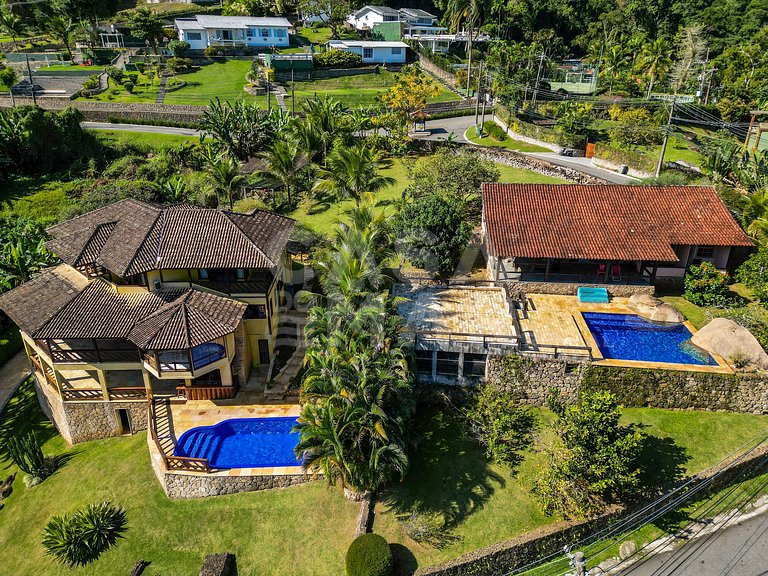 Beautiful house with 9 bedrooms, in a condominium