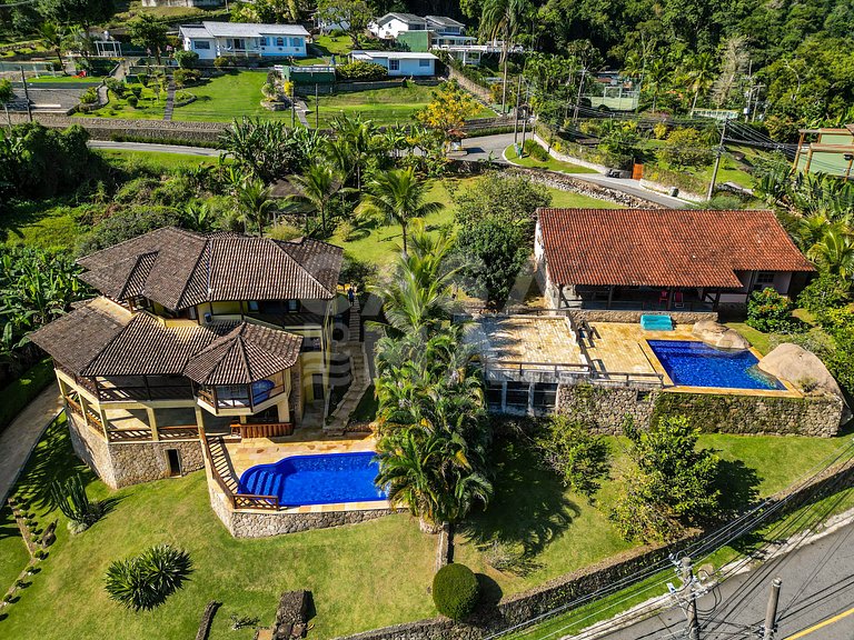 Linda casa com 9 quartos, em condomínio