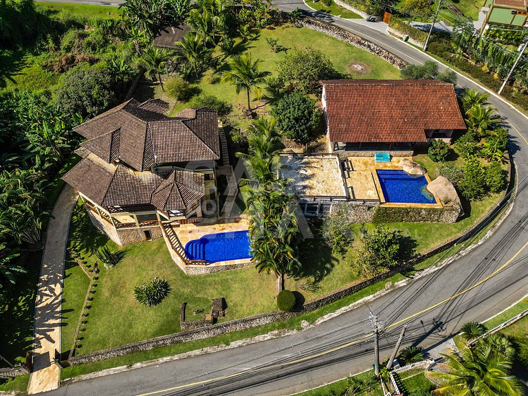 Linda casa com 9 quartos, em condomínio