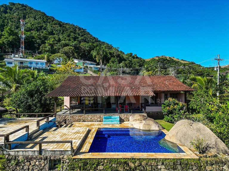 Linda casa com 9 quartos, em condomínio