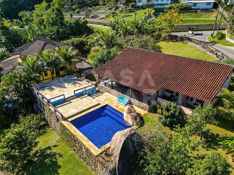 Beautiful house with 9 bedrooms, in a condominium