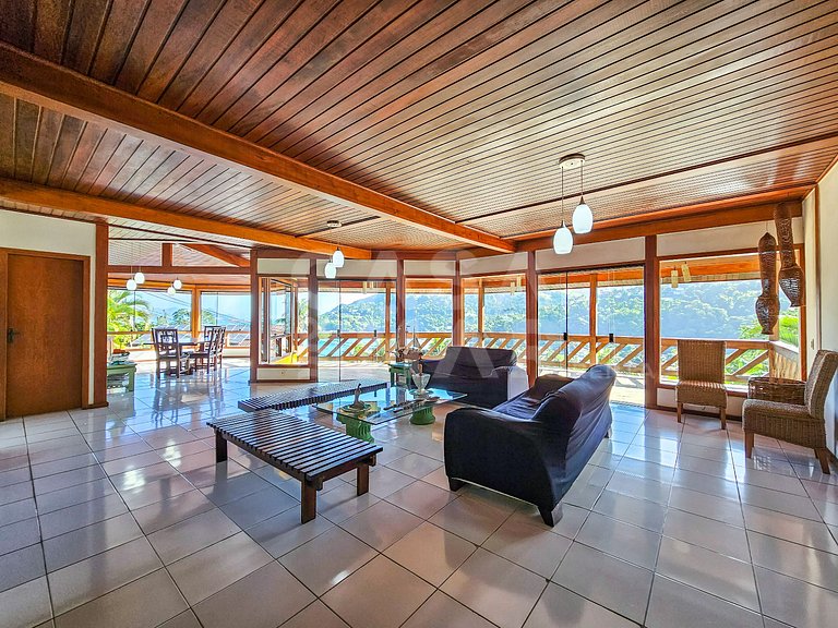 Beautiful house with 9 bedrooms, in a condominium