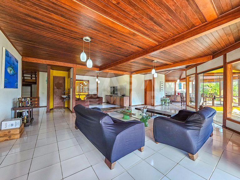 Linda casa com 9 quartos, em condomínio