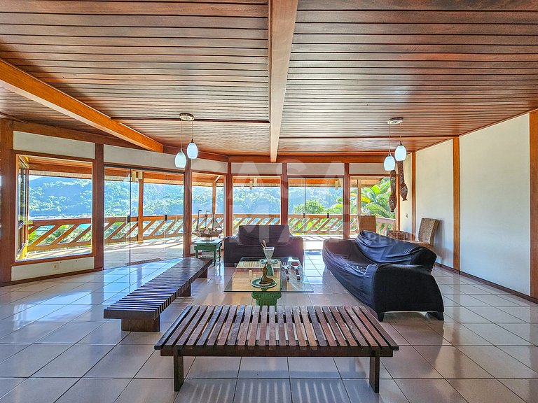 Beautiful house with 9 bedrooms, in a condominium