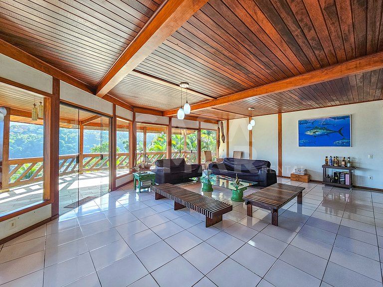 Beautiful house with 9 bedrooms, in a condominium
