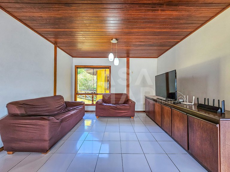 Linda casa com 9 quartos, em condomínio