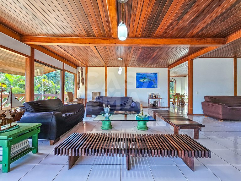 Beautiful house with 9 bedrooms, in a condominium