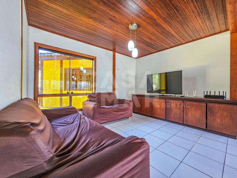 Linda casa com 9 quartos, em condomínio