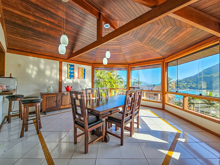 Beautiful house with 9 bedrooms, in a condominium