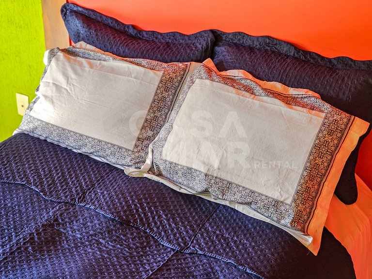 Linda casa com 9 quartos, em condomínio