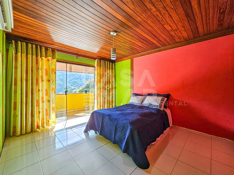 Beautiful house with 9 bedrooms, in a condominium