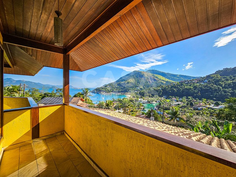 Beautiful house with 9 bedrooms, in a condominium