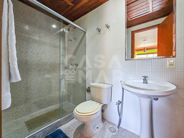 Beautiful house with 9 bedrooms, in a condominium