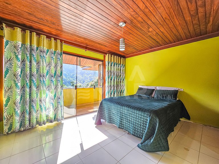 Beautiful house with 9 bedrooms, in a condominium