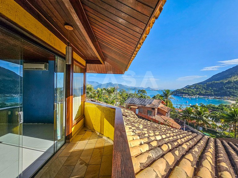 Beautiful house with 9 bedrooms, in a condominium