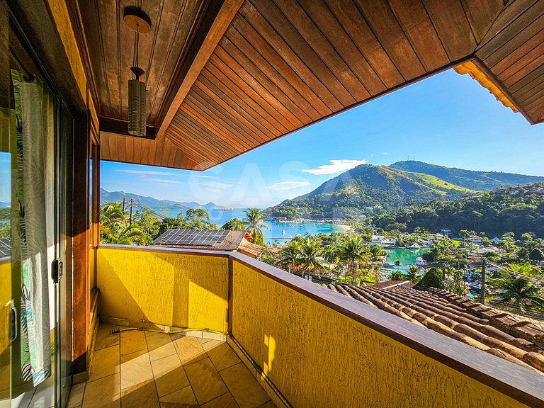 Linda casa com 9 quartos, em condomínio