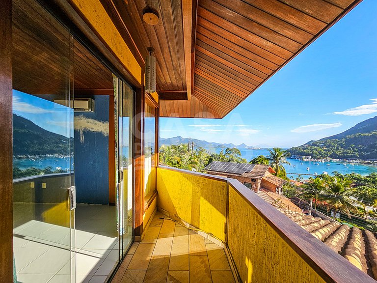 Linda casa com 9 quartos, em condomínio