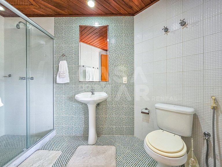 Linda casa com 9 quartos, em condomínio