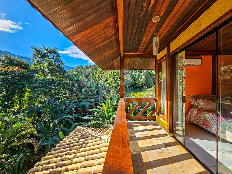 Linda casa com 9 quartos, em condomínio