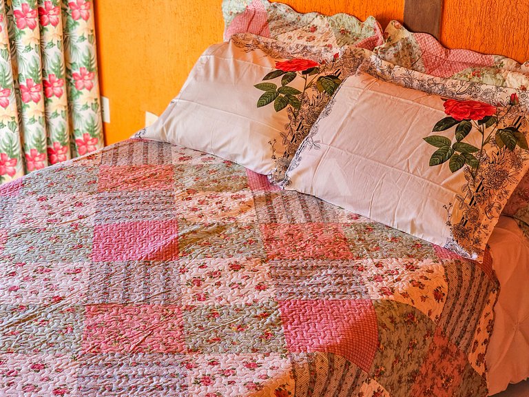 Linda casa com 9 quartos, em condomínio