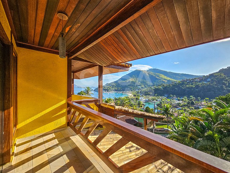 Beautiful house with 9 bedrooms, in a condominium
