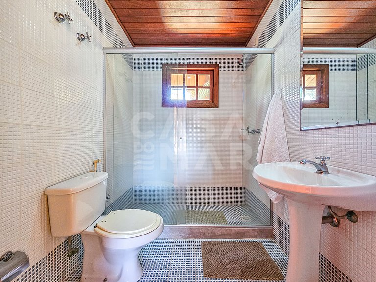 Linda casa com 9 quartos, em condomínio