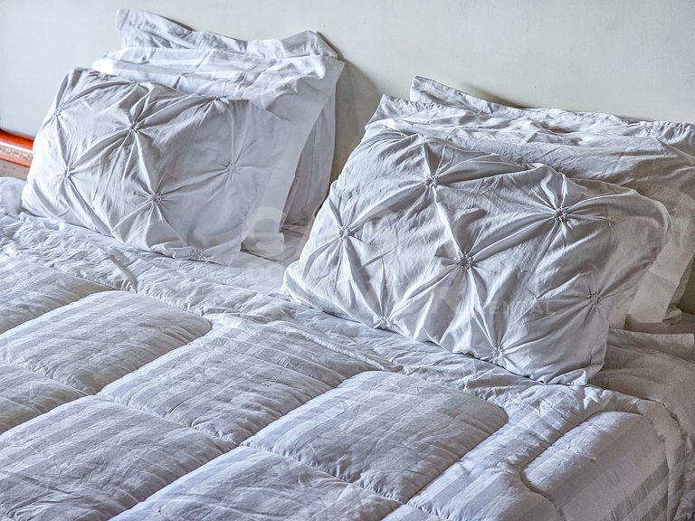Linda casa com 9 quartos, em condomínio