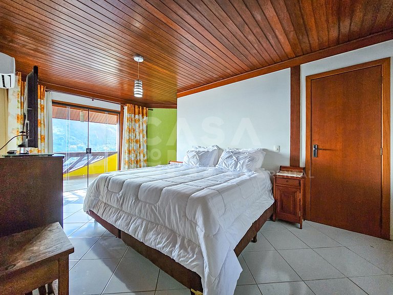 Linda casa com 9 quartos, em condomínio