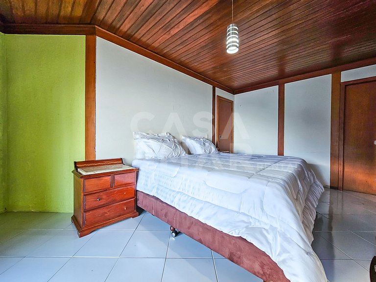 Beautiful house with 9 bedrooms, in a condominium