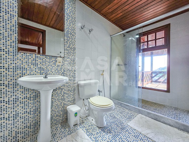 Beautiful house with 9 bedrooms, in a condominium