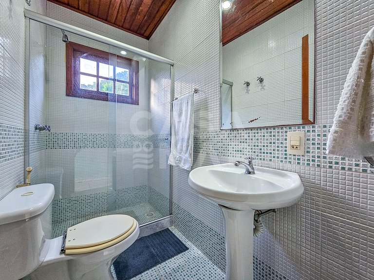 Linda casa com 9 quartos, em condomínio