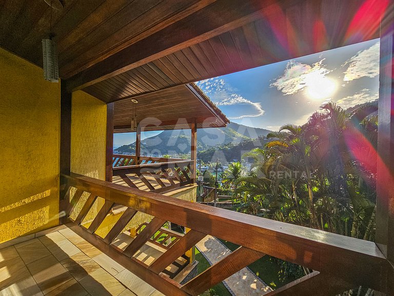 Beautiful house with 9 bedrooms, in a condominium