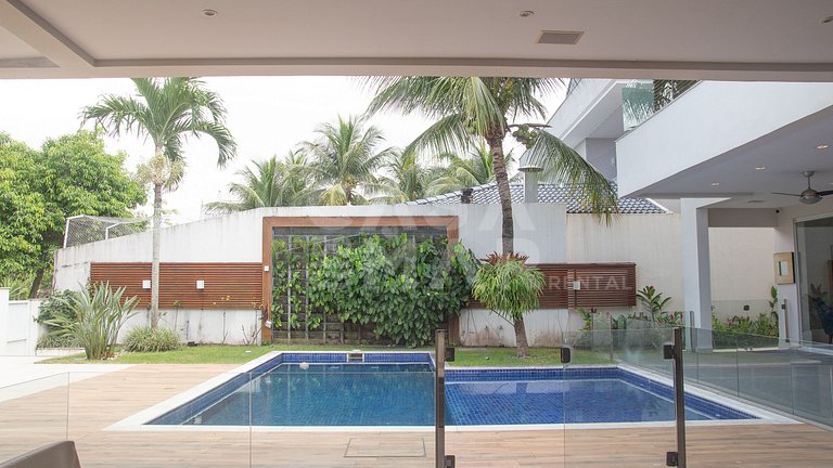 Linda Casa em Condomínio de Luxo na Barra da Tijuca
