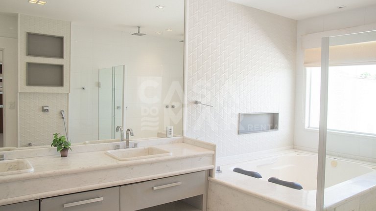 Linda Casa em Condomínio de Luxo na Barra da Tijuca
