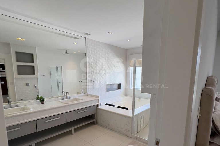 Linda Casa em Condomínio de Luxo na Barra da Tijuca