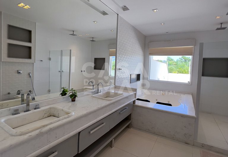 Linda Casa em Condomínio de Luxo na Barra da Tijuca