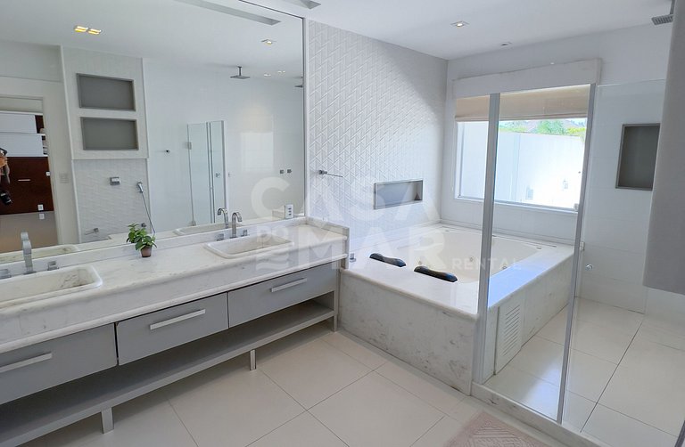 Linda Casa em Condomínio de Luxo na Barra da Tijuca
