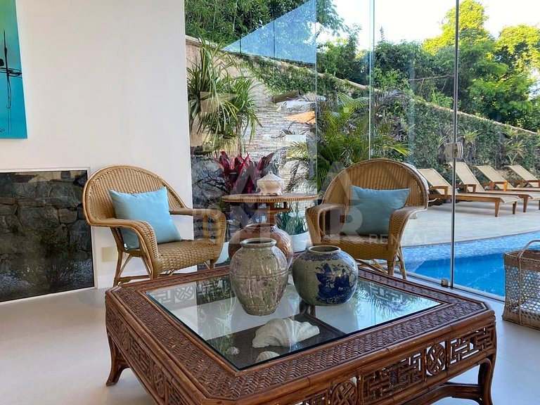 Casa espetacular na Praia da Ferradura, em sua melhor posiçã