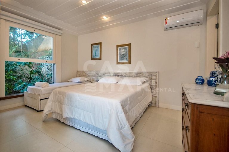 Casa espetacular na Praia da Ferradura, em sua melhor posiçã