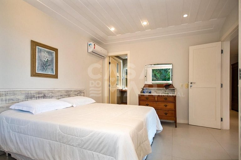 Casa espetacular na Praia da Ferradura, em sua melhor posiçã