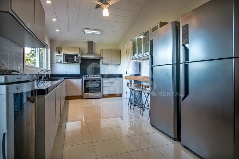 Casa espetacular na Praia da Ferradura, em sua melhor posiçã