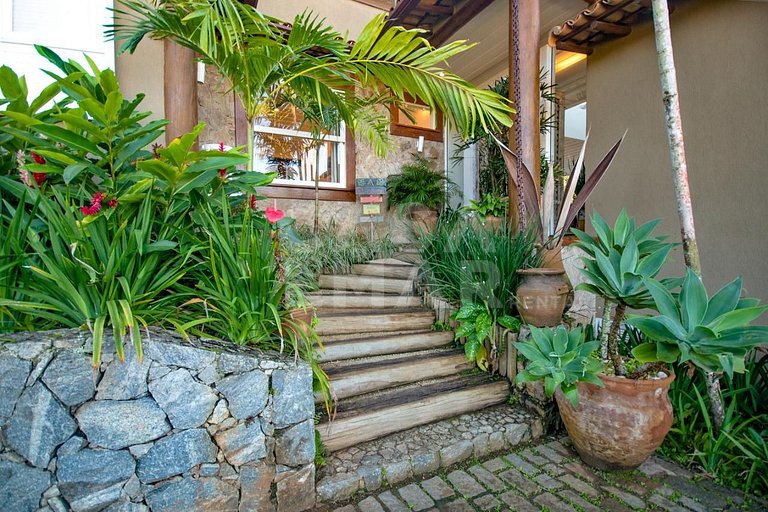 Casa espetacular na Praia da Ferradura, em sua melhor posiçã