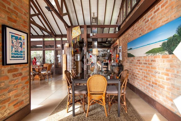 Linda casa que acomoda até 16 pessoas