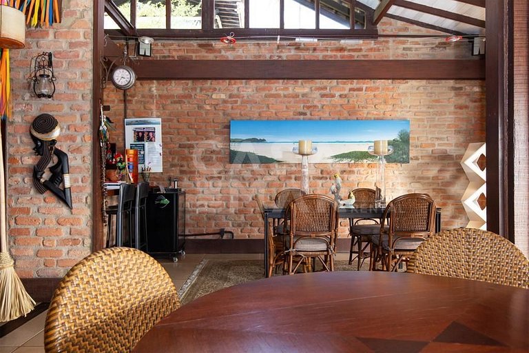 Linda casa que acomoda até 16 pessoas