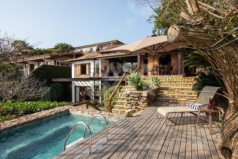 Linda casa que acomoda até 16 pessoas