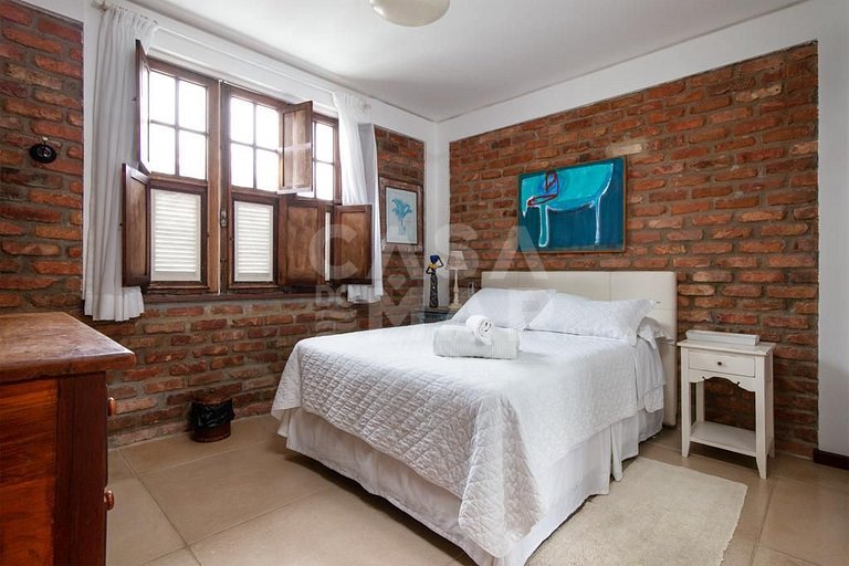 Linda casa que acomoda até 16 pessoas