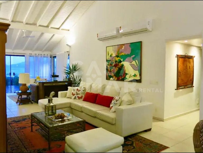 Excelente casa, com vista espetacular, pé na areia em frente
